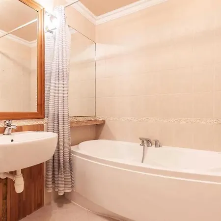 Z Basenem W Centrum Warszawy *